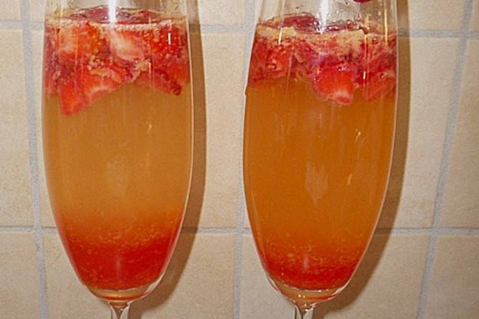 Zitronen - Sekt - Cocktail mit Erdbeeren