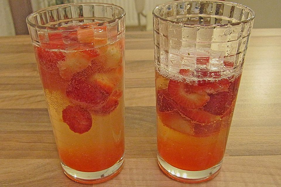 Zitronen - Sekt - Cocktail mit Erdbeeren