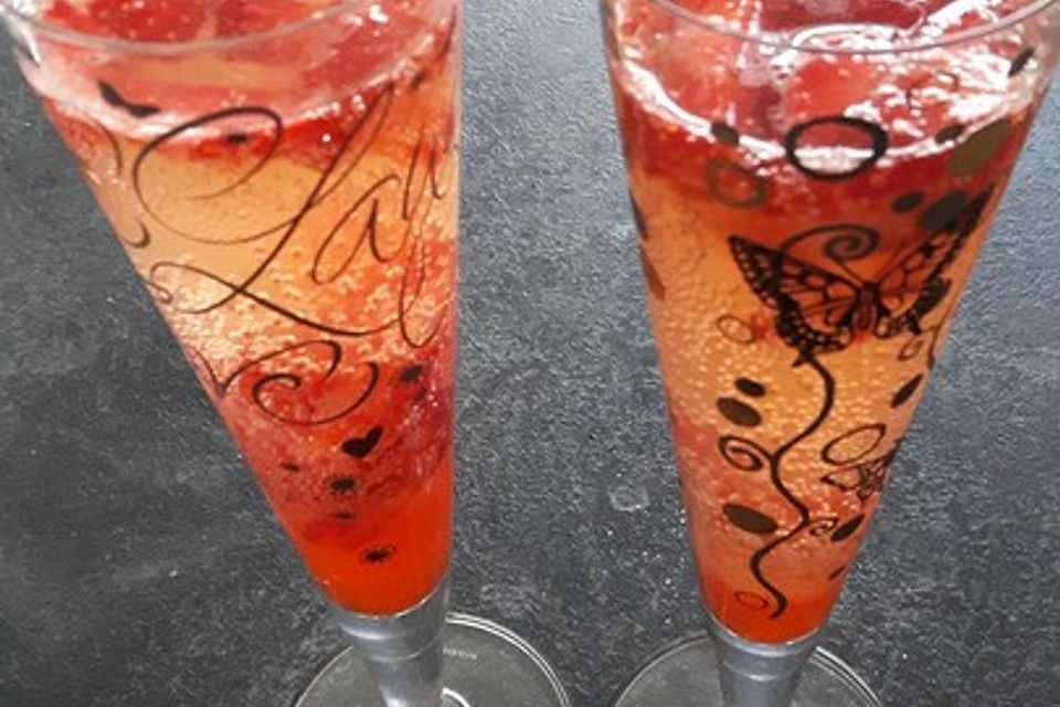 Zitronen - Sekt - Cocktail mit Erdbeeren