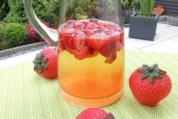 Zitronen - Sekt - Cocktail mit Erdbeeren