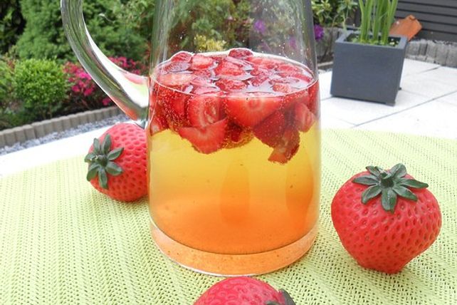 Zitronen - Sekt - Cocktail mit Erdbeeren von mamatuktuk| Chefkoch