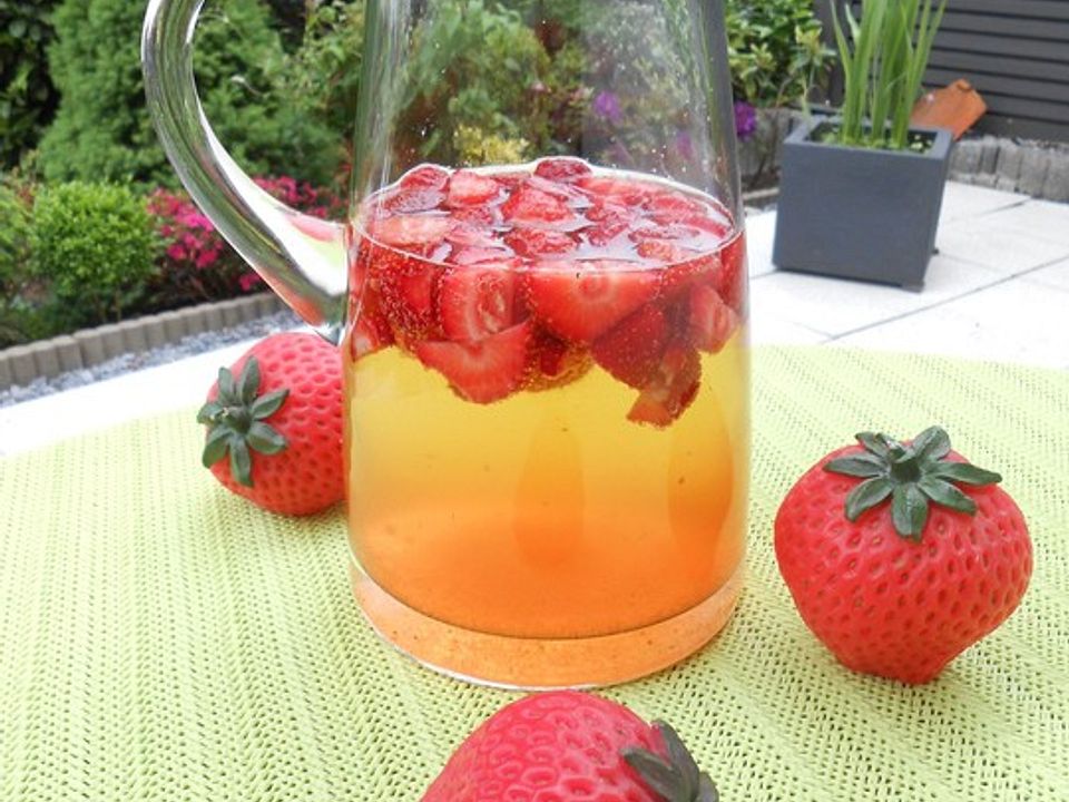 Zitronen - Sekt - Cocktail mit Erdbeeren von mamatuktuk| Chefkoch