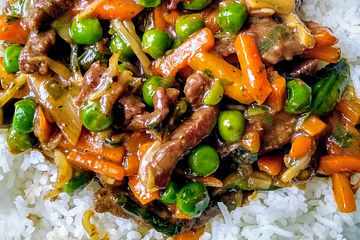 Chinesische Rindfleischpfanne mit Gemüse und Basmati - Reis