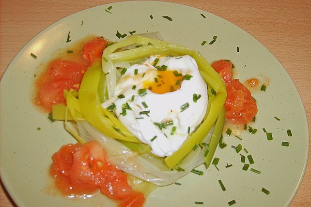Pochierte Eier im Porreenest mit Tomatenvinaigrette von mamatuktuk ...