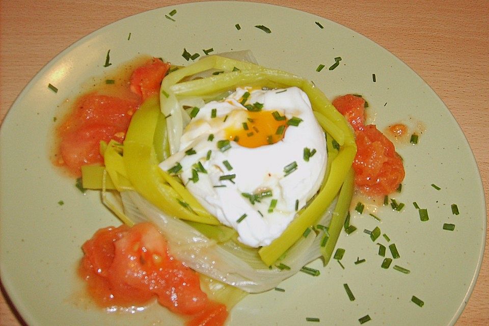 Pochierte Eier im Porreenest mit Tomatenvinaigrette