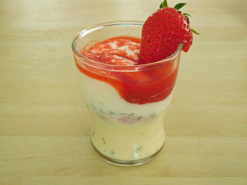 Weißes Schokoladen - Mousse mit Minze und Erdbeersauce von MichèleH ... Weißes Schokoladen - Mousse mit Minze und Erdbeersauce von MichèleH ...