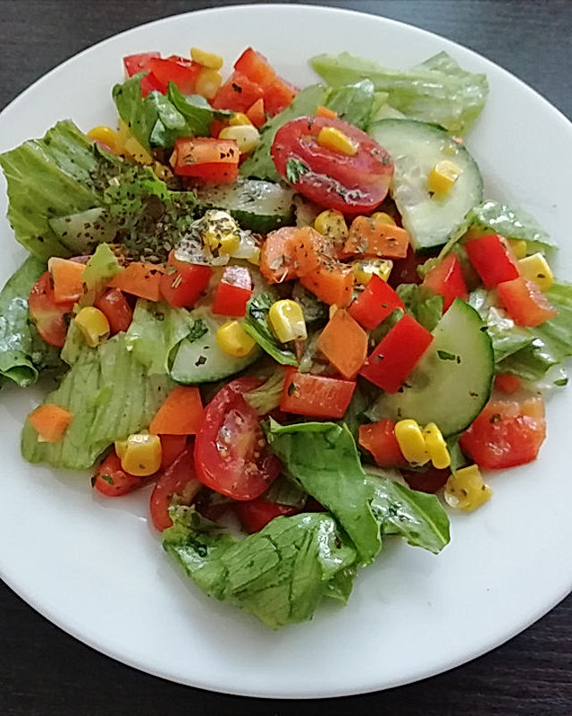 Bunter gemischter Salat mit leckerem Dressing