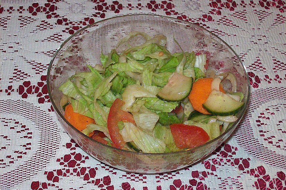 Bunter gemischter Salat mit leckerem Dressing