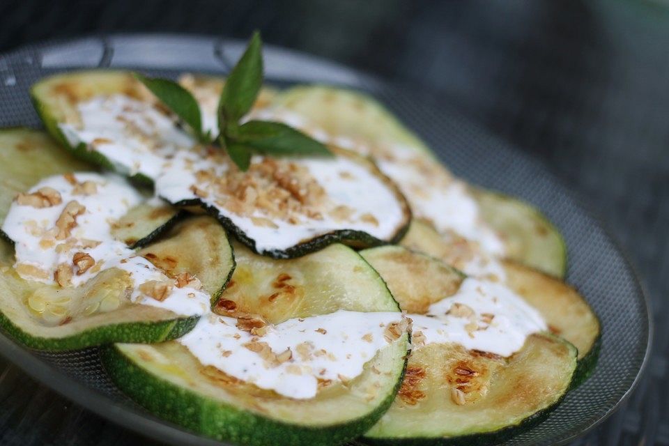 Zucchini in einer Knoblauch - Walnuss - Joghurt - Sauce