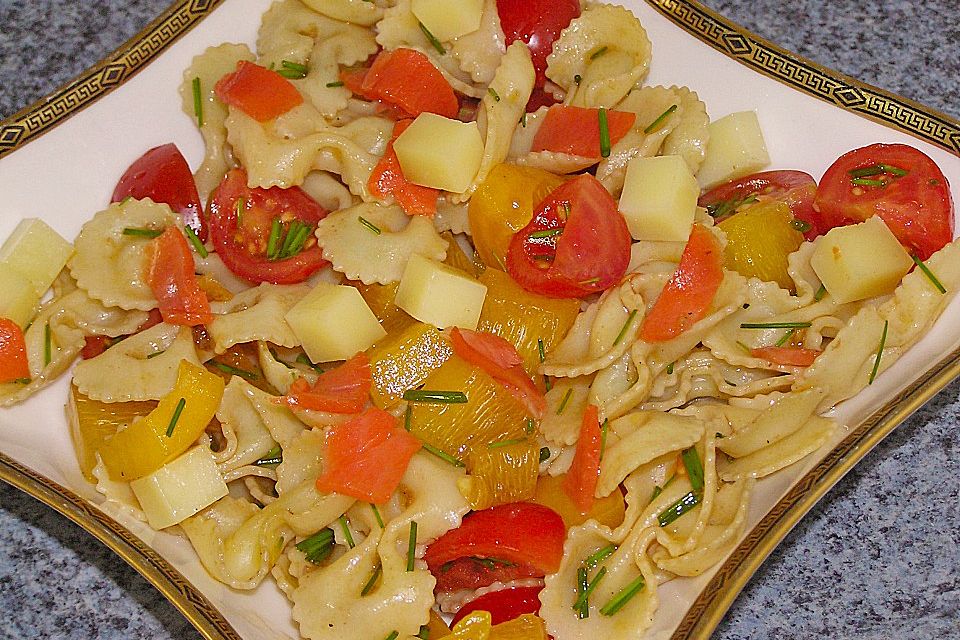 Bunter Nudelsalat mit Lachs