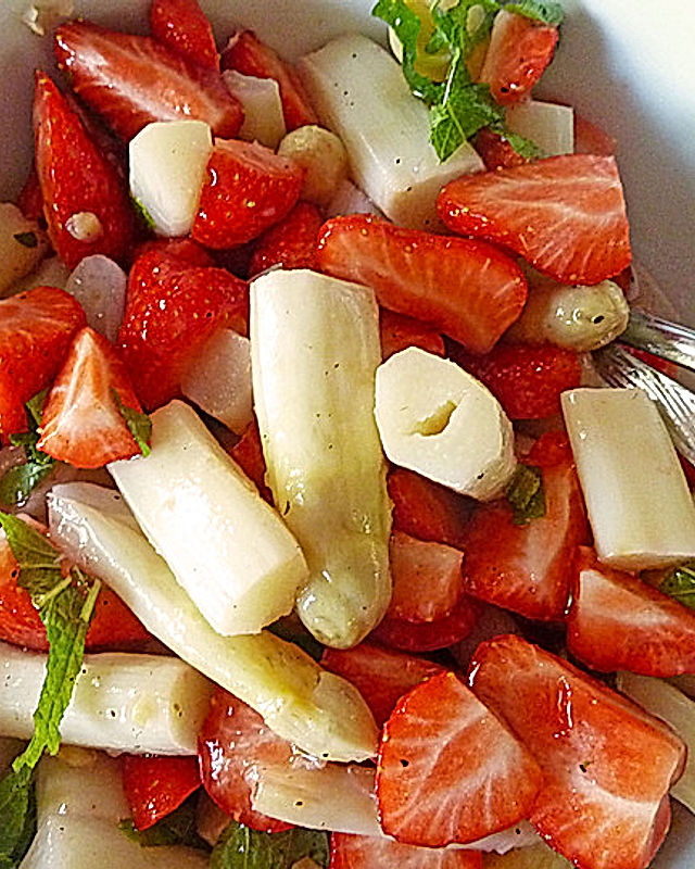 Spargel - Erdbeersalat mit Fischfilet