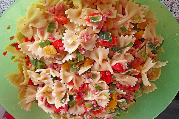 Schmetterlings - Salat mit Paprika - Kochen Gut | kochengut.de