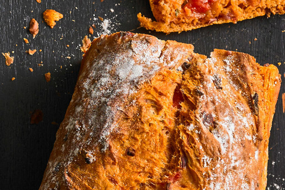 Iberisches Tomatenbrot mit roten Zwiebeln