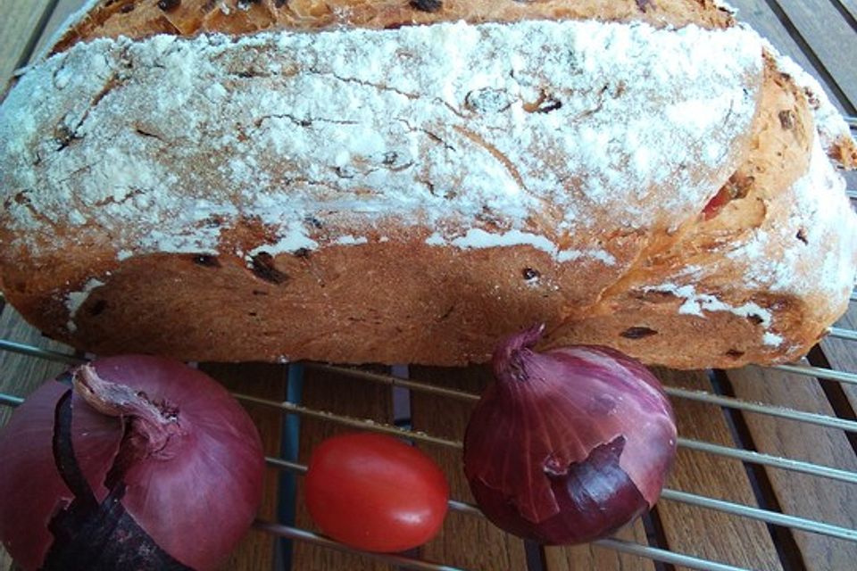 Iberisches Tomatenbrot mit roten Zwiebeln