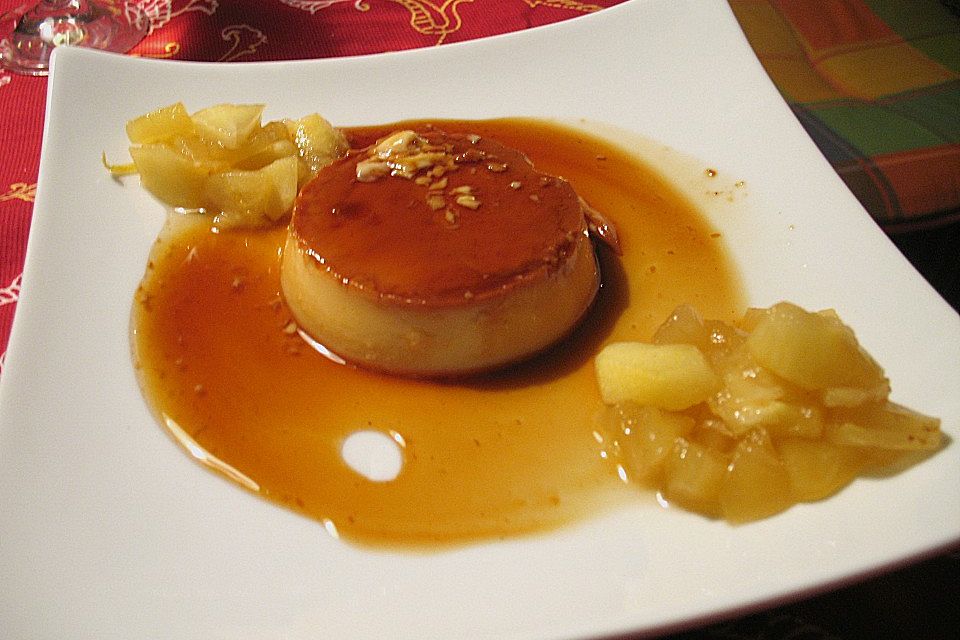 Crème caramel mit Apfelkompott