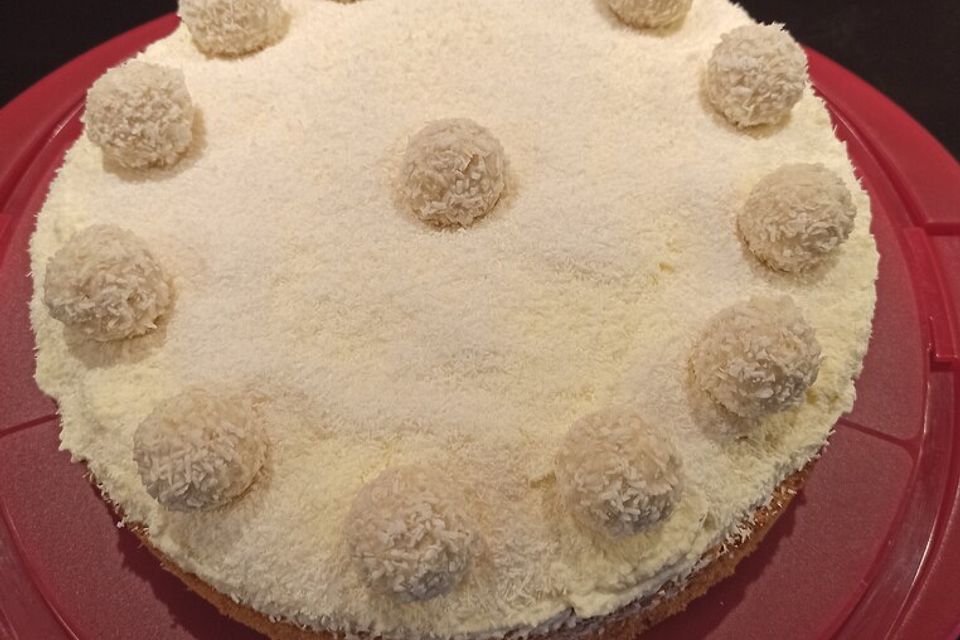 Kokostorte mit Raffaellokugeln