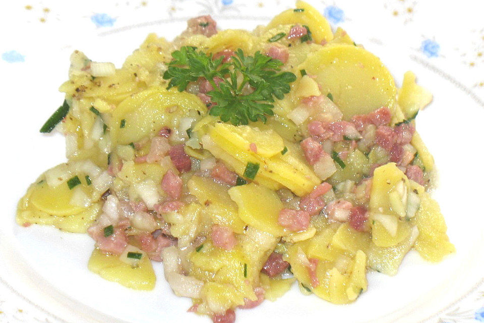 Warmer Kartoffelsalat mit Speck und Zwiebeln