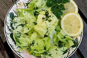 Grüner Salat mit Zitrone