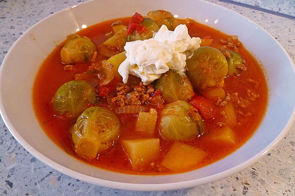 Rosenkohleintopf mit Hack und Tomaten