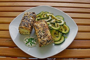 Feta - Käse im Sesammantel mit Zucchinigemüse