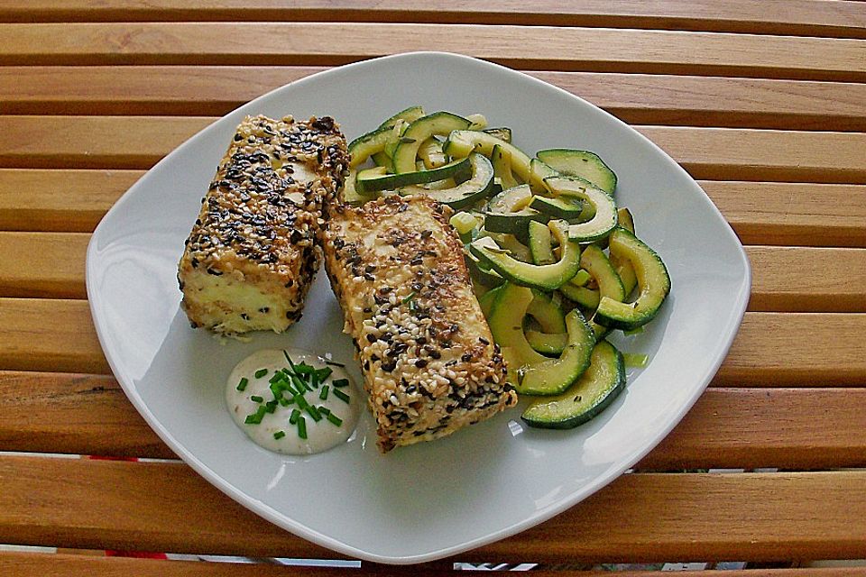 Feta - Käse im Sesammantel mit Zucchinigemüse