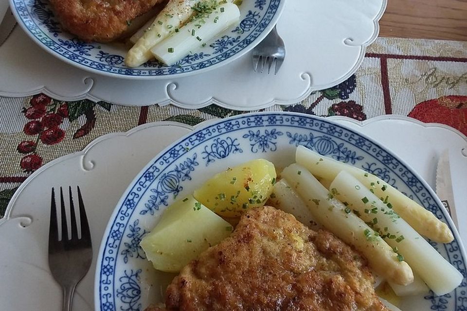 Spargel mit Schweineschnitzel Wiener Art und Kartoffelbrei