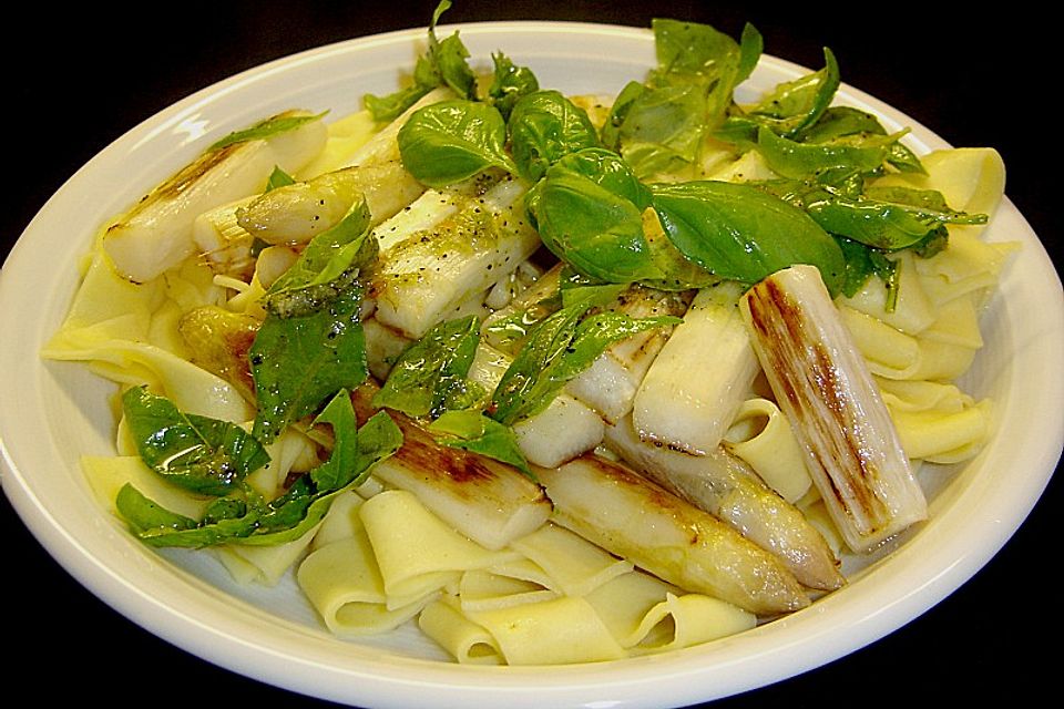 Spargel mit Limetten-Rucola-Pasta