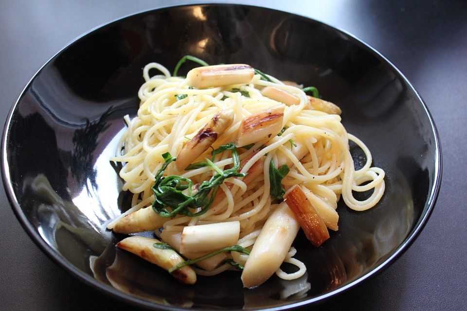 Spargel mit Limetten-Rucola-Pasta