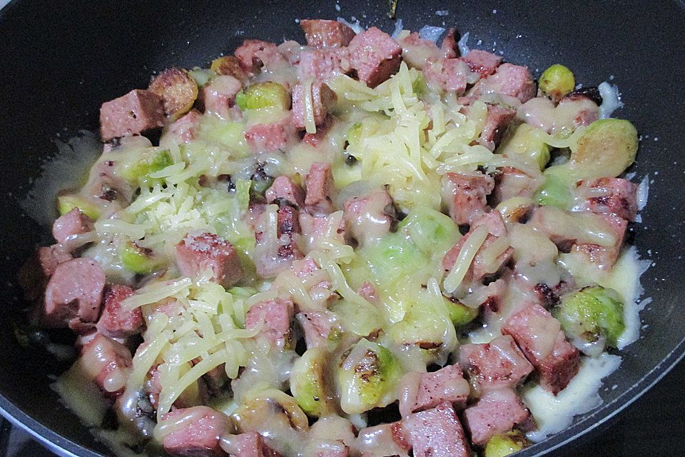 Feuervogels schnelle Rosenkohlpfanne mit Gouda