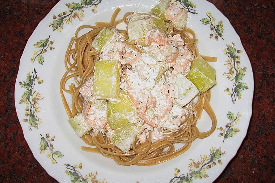 Schnelle und einfache Pastasauce mit Lachs und Zucchini