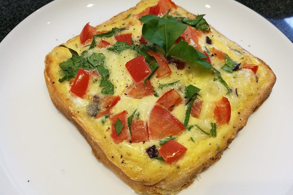 Feta mit Ei und Tomaten auf Toast