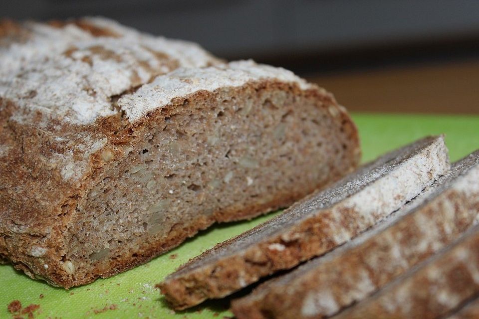 Sauerteigbrot mit Sonnenblumenkernen