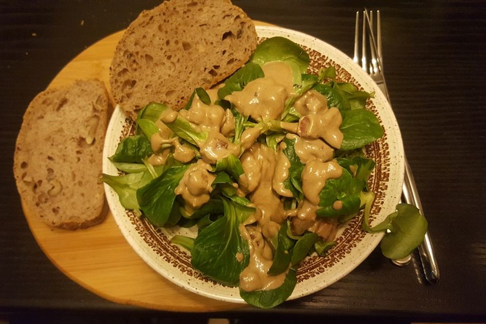 Feldsalat mit Sahne-Speck-Sauce