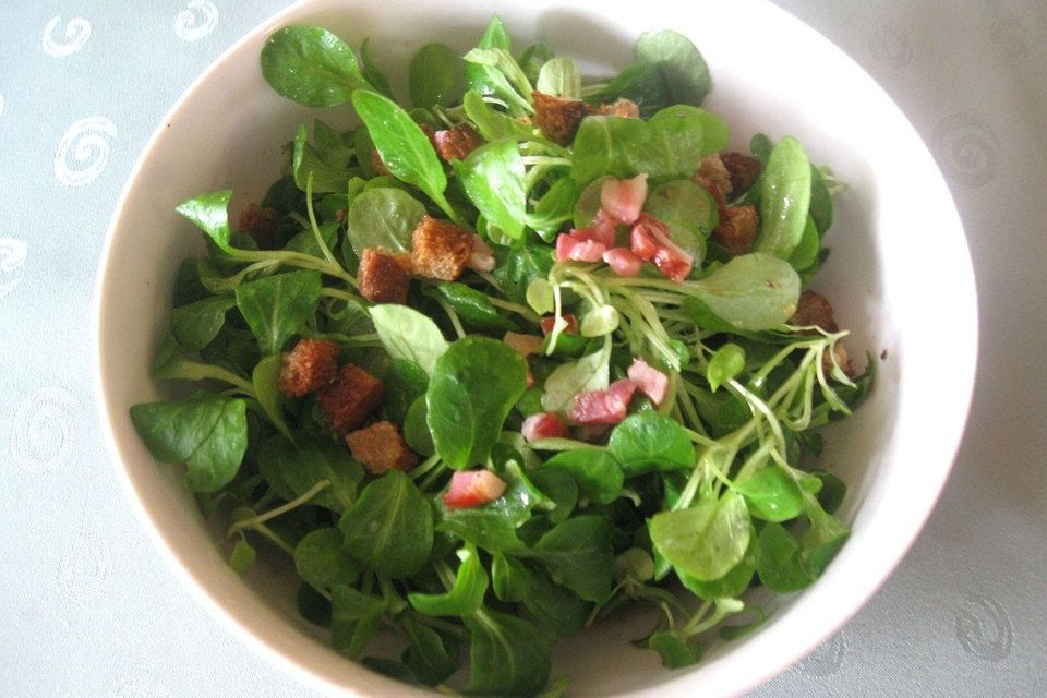 Feldsalat mit Sahne-Speck-Sauce