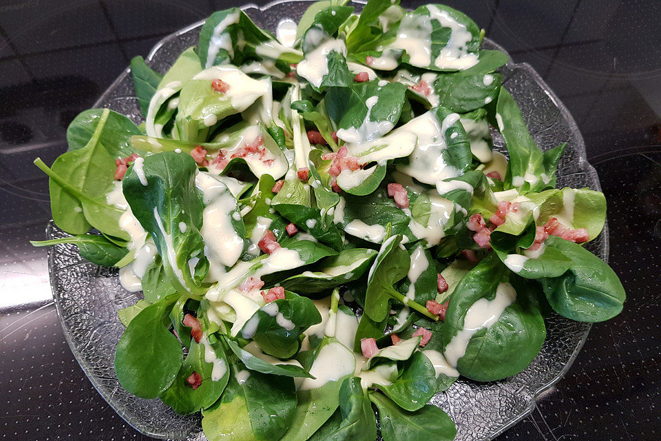 Feldsalat mit Sahne-Speck-Sauce