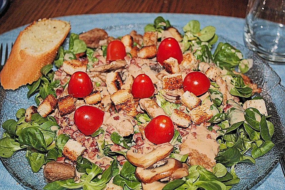 Feldsalat mit Sahne-Speck-Sauce