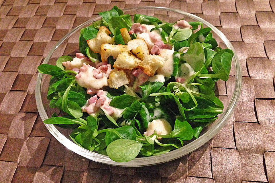 Feldsalat mit Sahne-Speck-Sauce