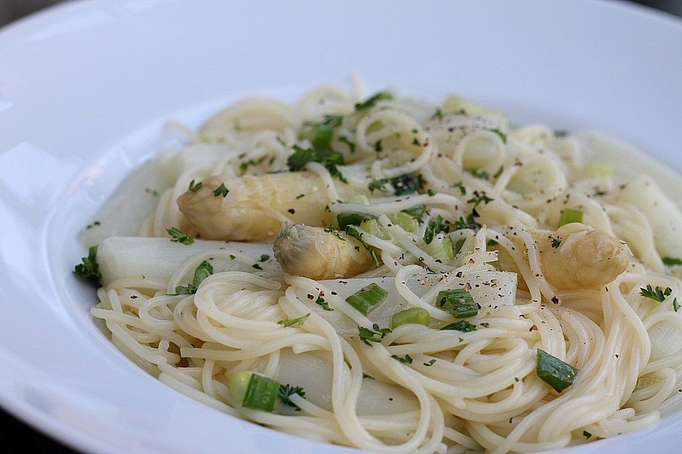 Spaghetti mit Zitronensoße und Spargel