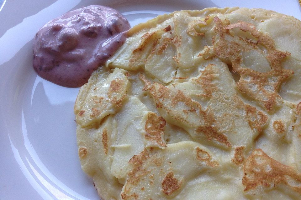 Pfannkuchen mit Apfeln an Preiselbeersauce