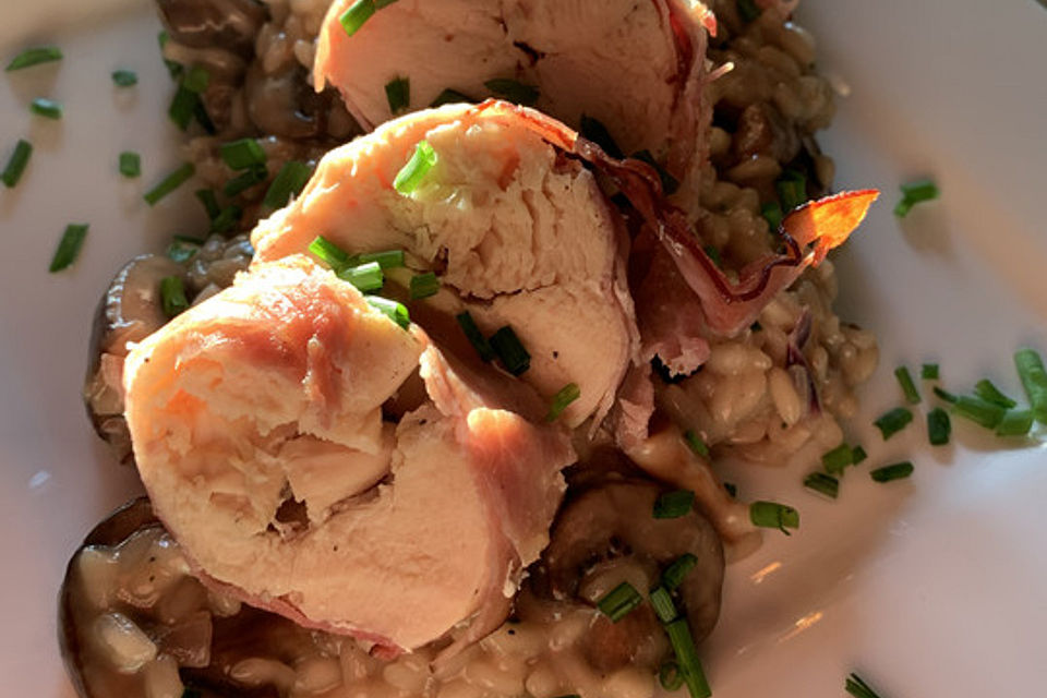 Hähnchenbrustfilet im Schwarzwälder Schinken gebacken auf Pfifferling-Risotto