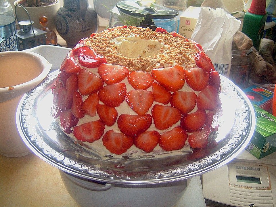 Frankfurter Kranz mit Erdbeeren von AnitaB.| Chefkoch