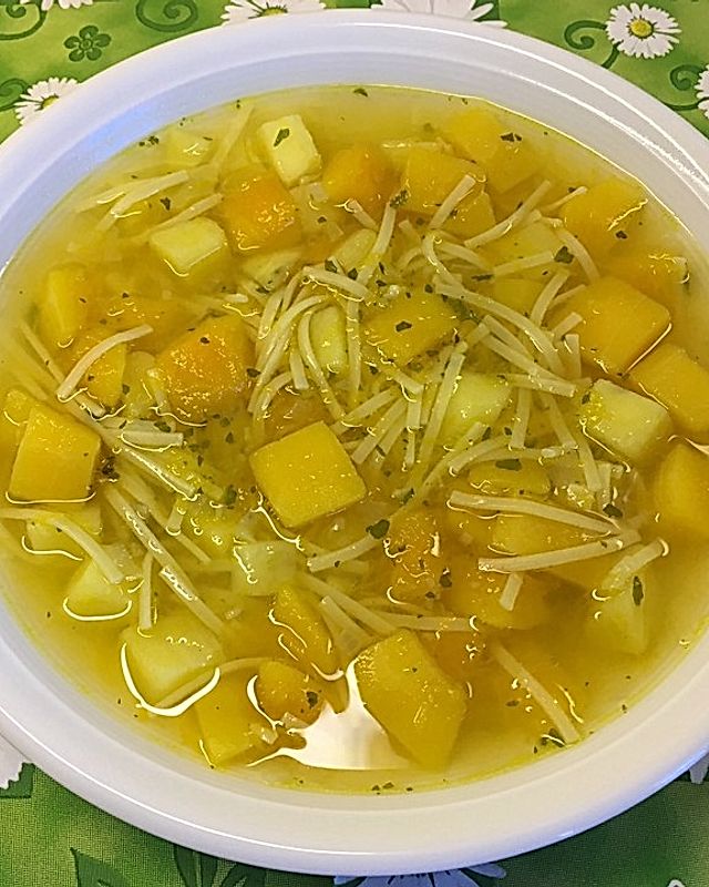 Kürbis - Kartoffel Suppe mit Pastaeinlage