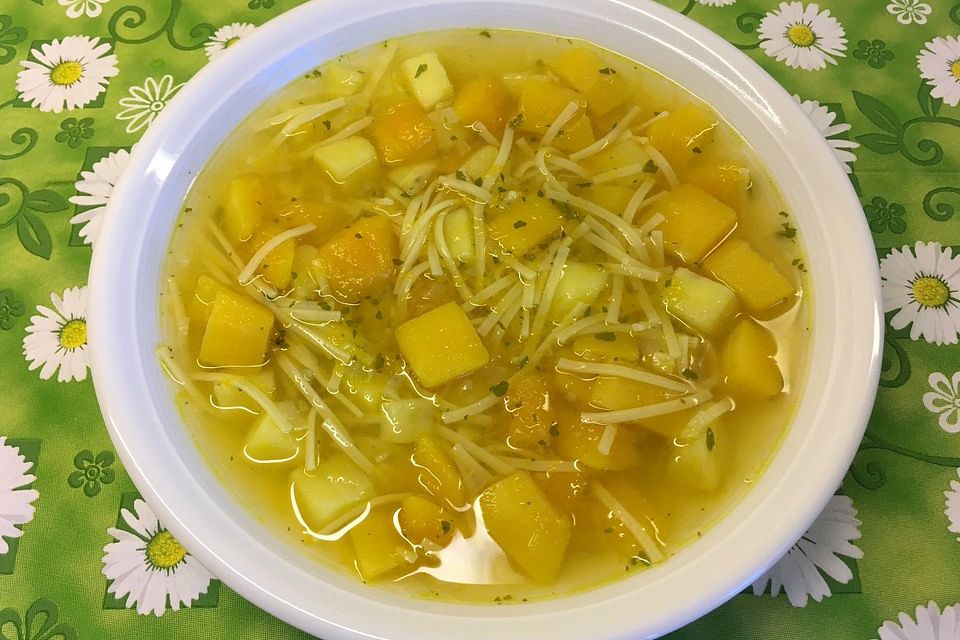 Kürbis - Kartoffel Suppe mit Pastaeinlage