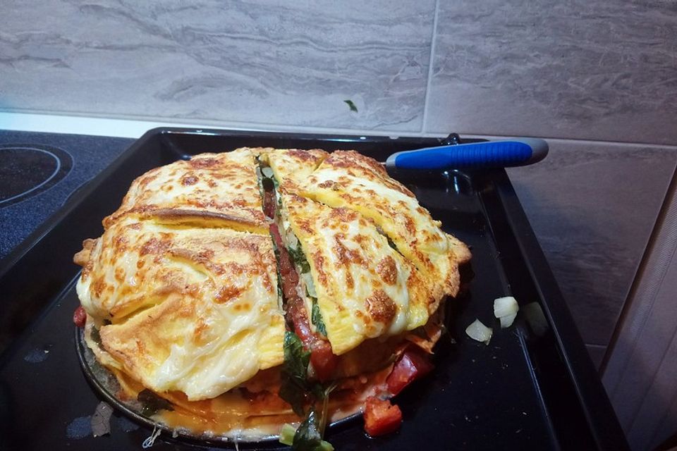 Pfannkuchen-Torte mit Spinat und Käse