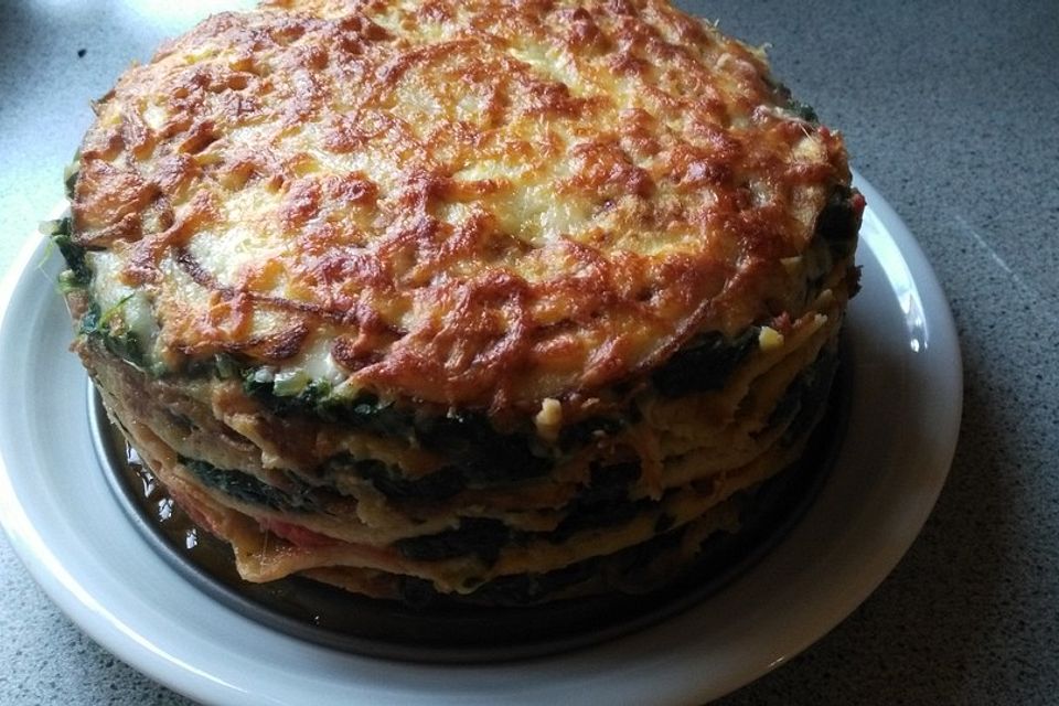 Pfannkuchen-Torte mit Spinat und Käse