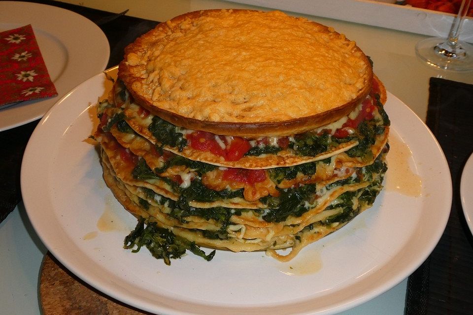 Pfannkuchen-Torte mit Spinat und Käse