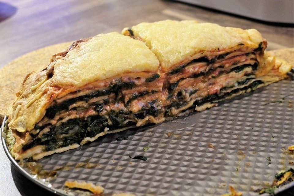 Pfannkuchen-Torte mit Spinat und Käse