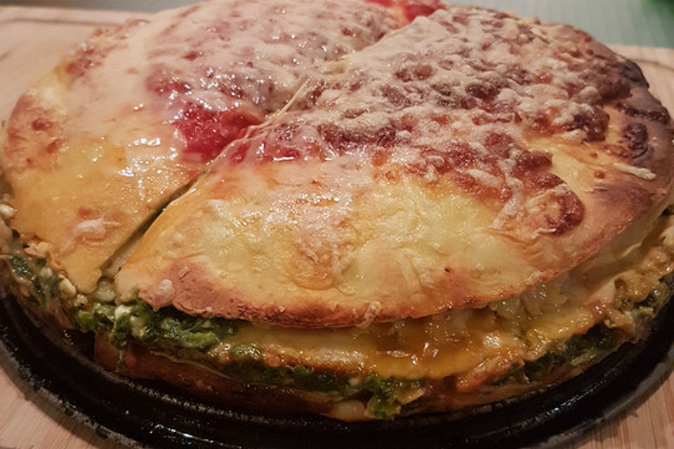 Pfannkuchen-Torte mit Spinat und Käse