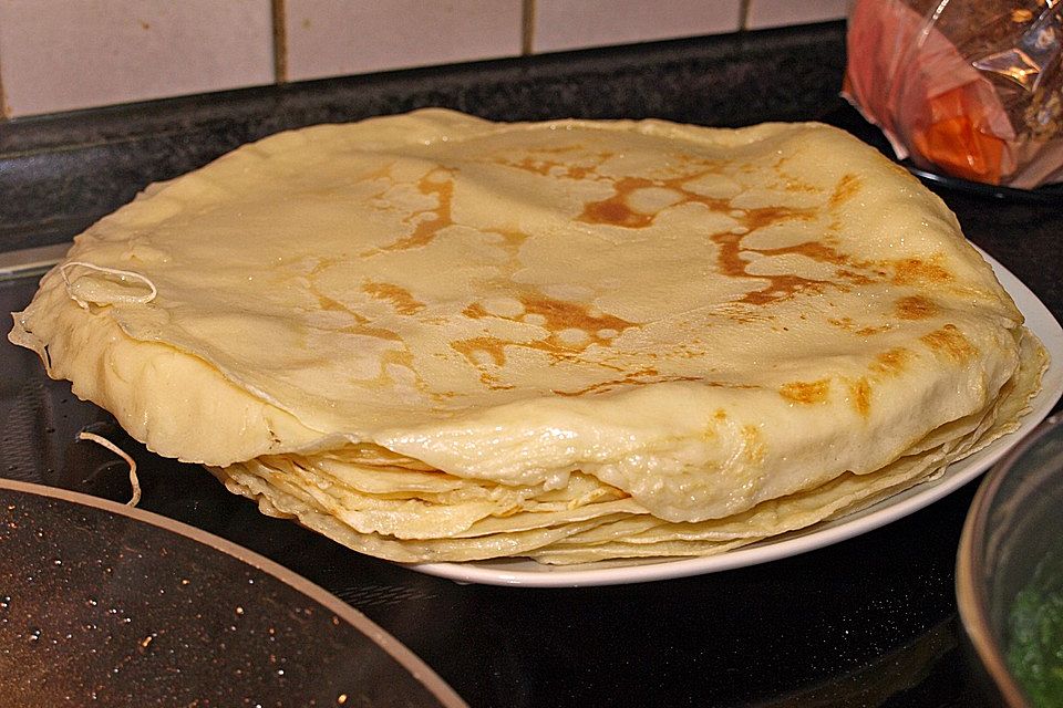 Pfannkuchen-Torte mit Spinat und Käse