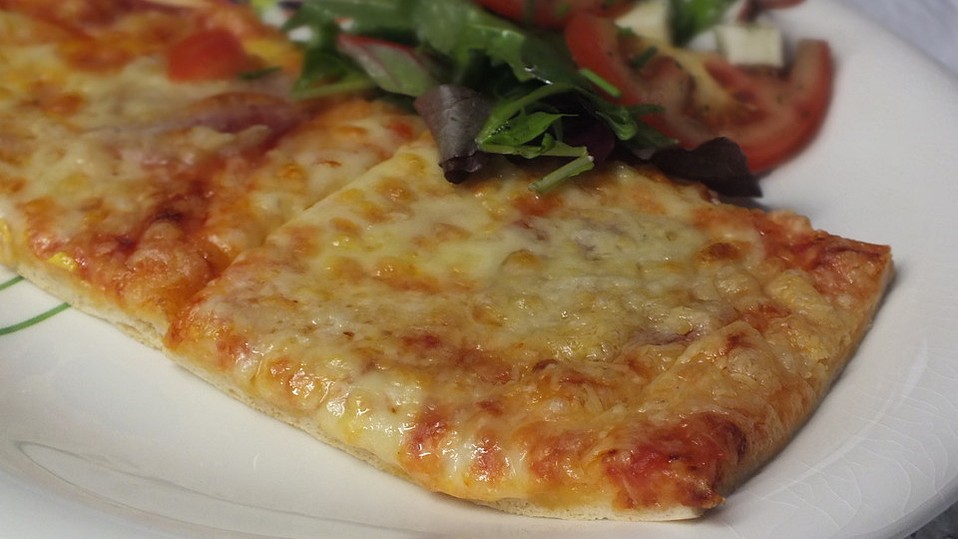 Knusprig dünne Pizza mit Chorizo und Mozzarella von moeyskitchen Knusprig dünne Pizza mit Chorizo und Mozzarella von moeyskitchen